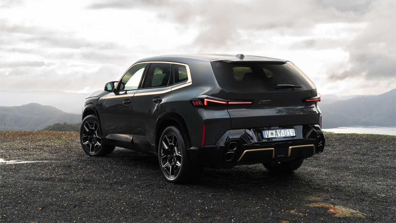 Вид сзади на внедорожник BMW XM 2023 года