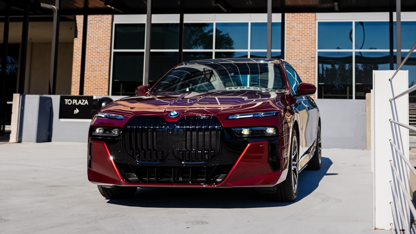 Красный автомобиль BMW I7 EDrive50 2024 года