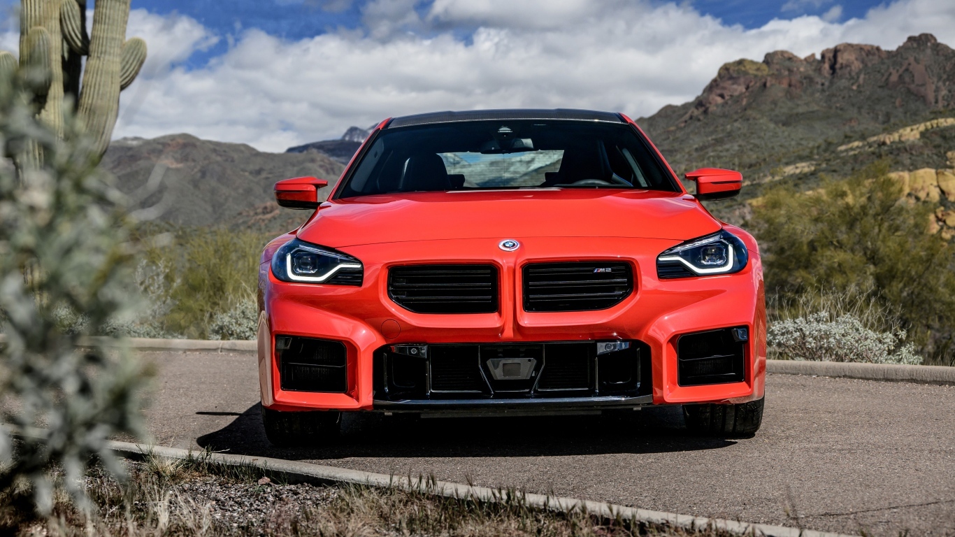 Красный автомобиль BMW M2 AT вид спереди