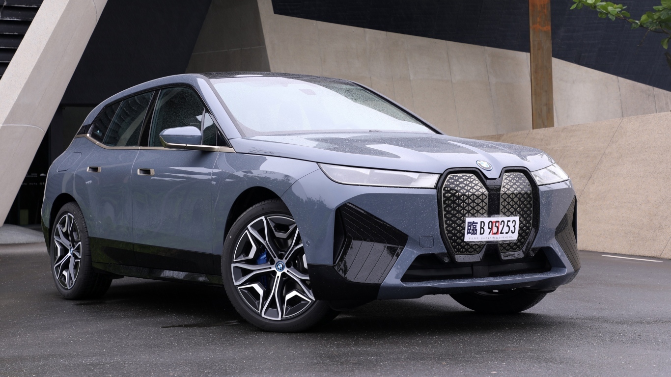 Серебристый внедорожник BMW IX XDrive40 Sport