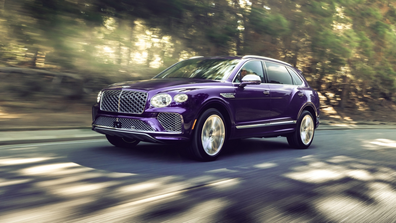 Автомобиль Bentley Bentayga EWB Mulliner 2024 года на дороге