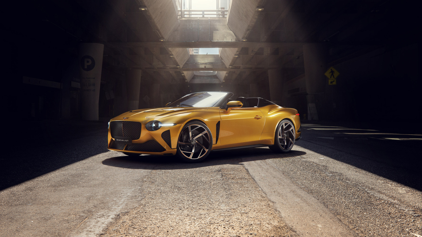 Красивый золотистый автомобиль Bentley Bacalar