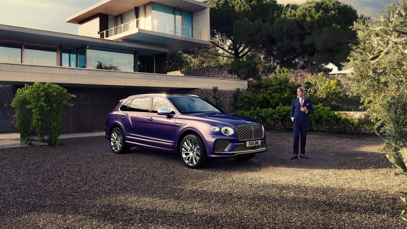 Автомобиль Bentley Bentayga EWB Mulliner 2024 года у дома