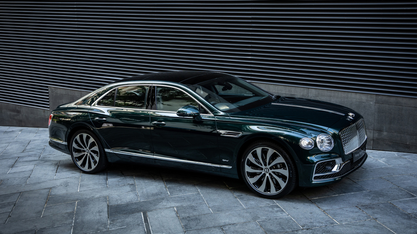 Черный автомобиль Bentley Flying Spur Hybrid 2023 года вид сбоку