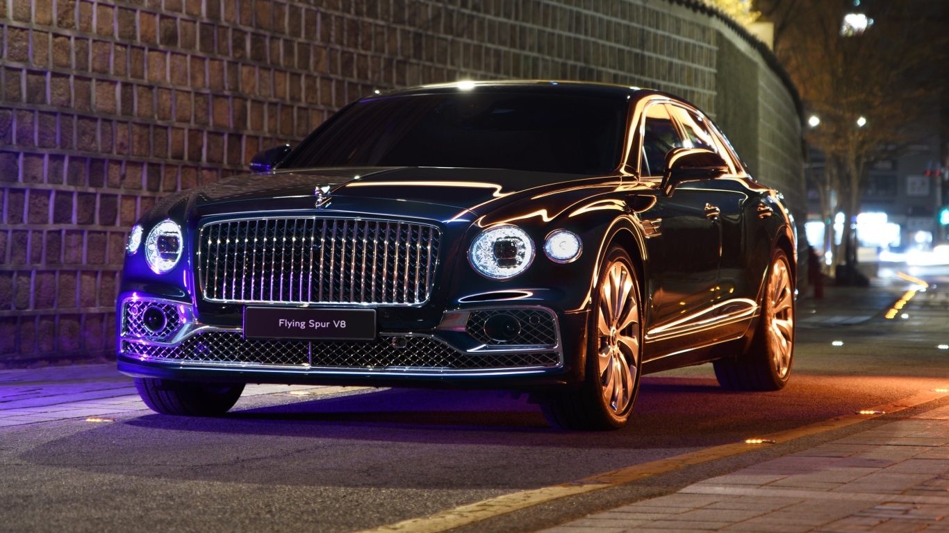 Черный автомобиль Bentley Flying Spur V8