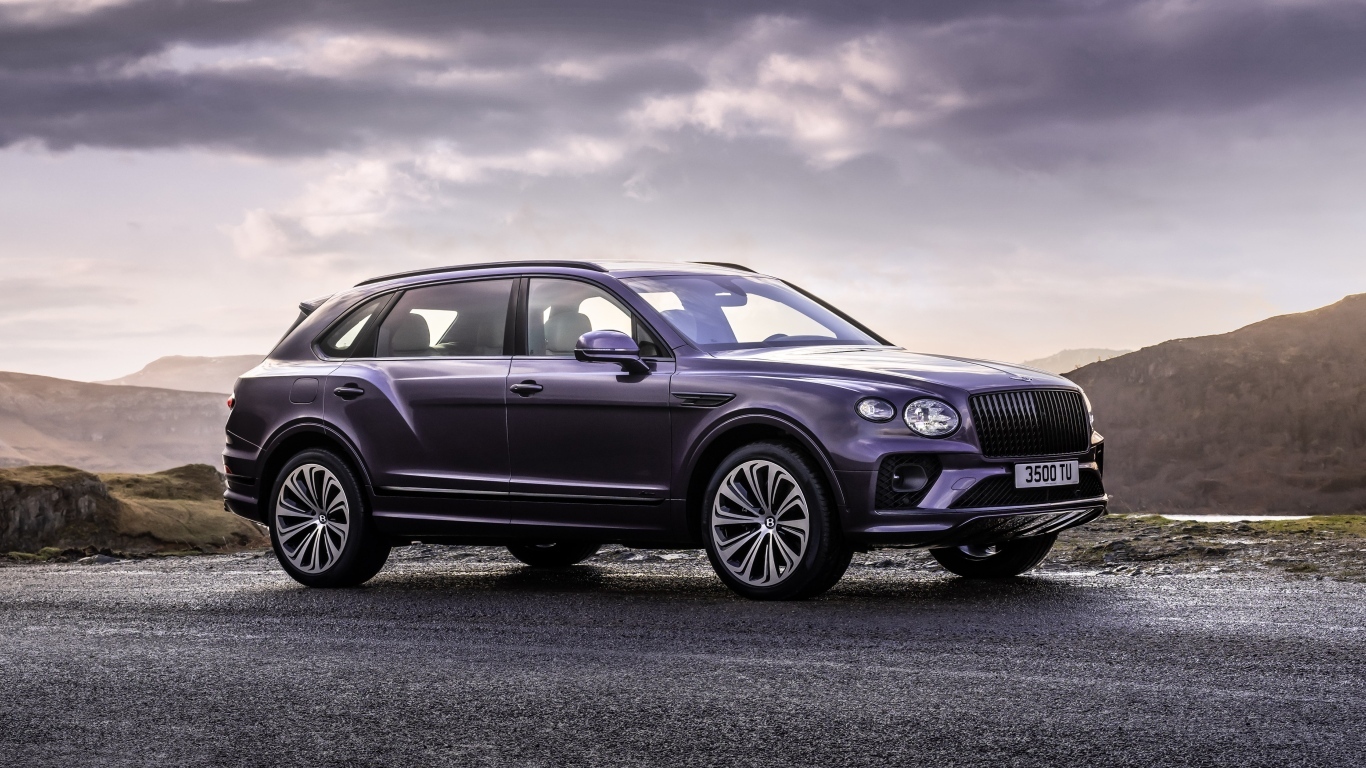 Внедорожник Bentley Bentayga EWB на фоне неба