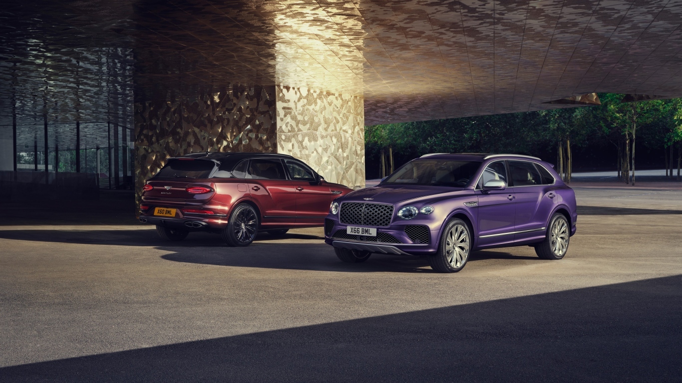 Два стильных автомобиля Bentley Bentayga EWB Mulliner 2024 года