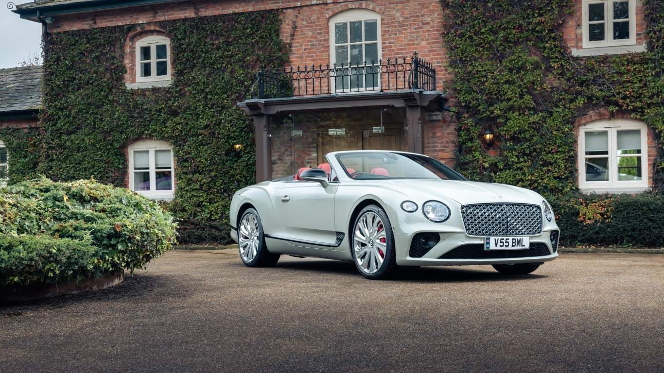 Белый кабриолет Bentley Continental GT Mulliner