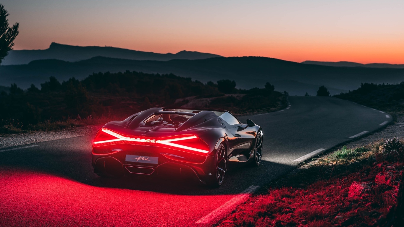 Включенные фары автомобиля Bugatti Mistral