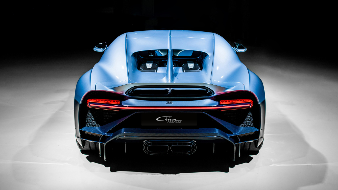 Автомобиль Bugatti Chiron Profilee вид сзади