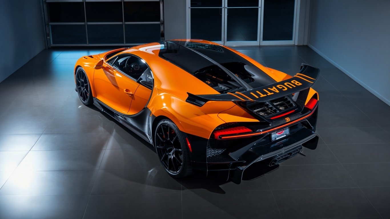 Вид сзади на спортивный автомобиль Bugatti Chiron