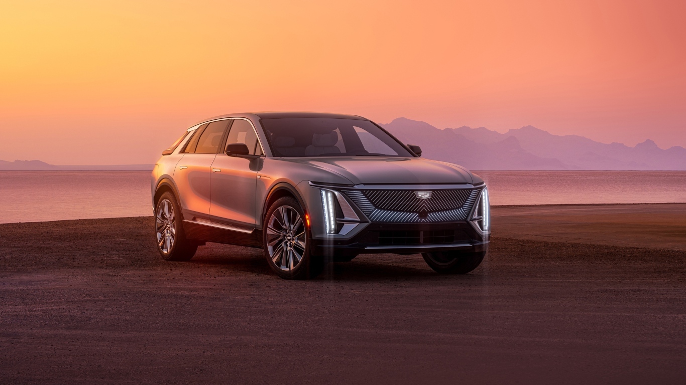Автомобиль Cadillac Lyriq, 2023 года на фоне заката