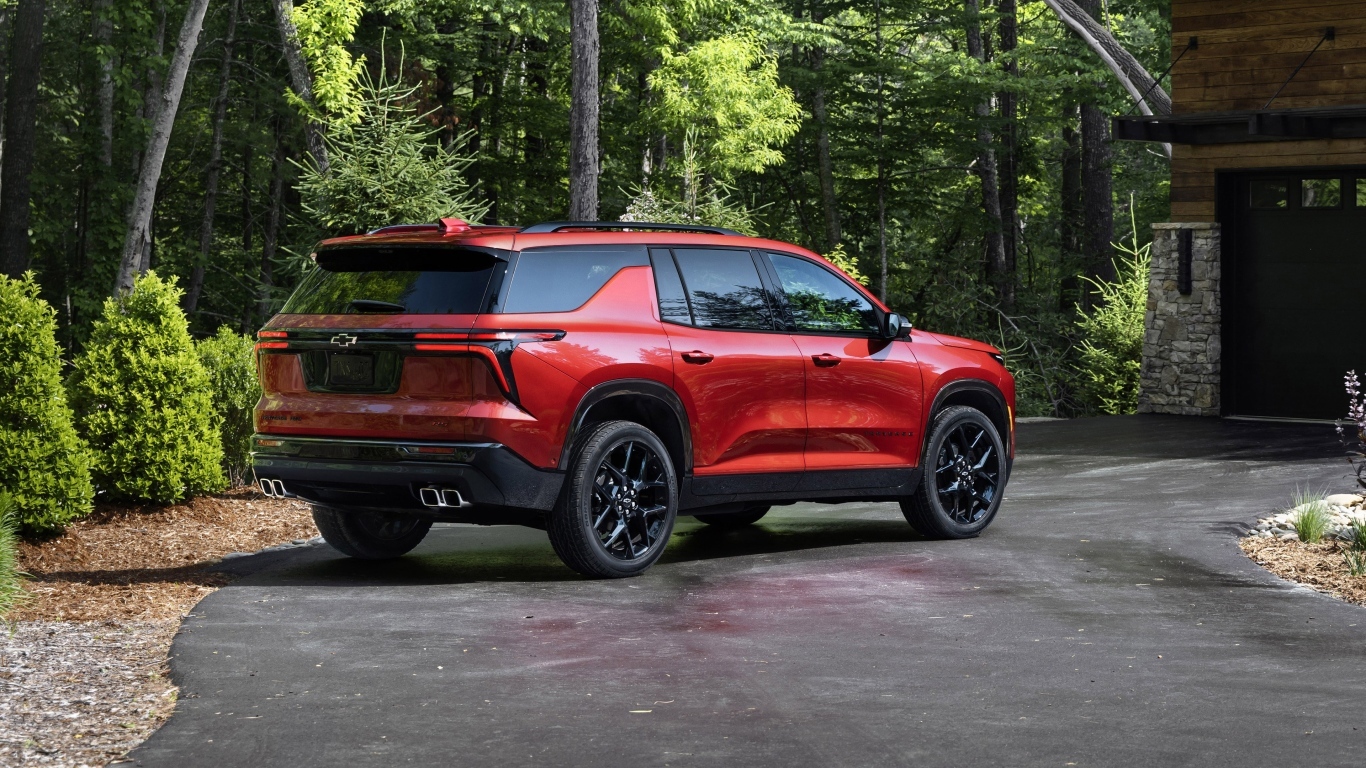 Вид сзади на красный внедорожник Chevrolet Traverse RS 2024 года