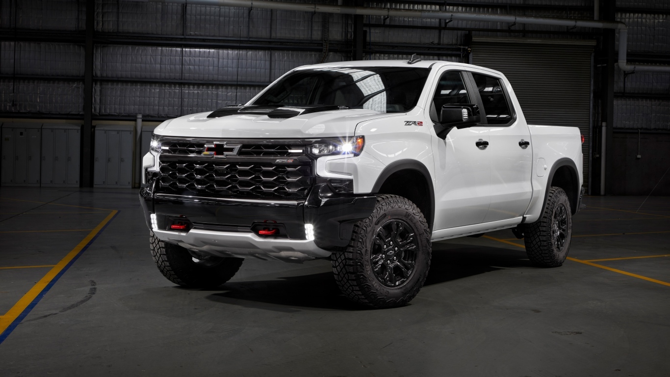 Белый пикап Chevrolet Silverado ZR2 в гараже