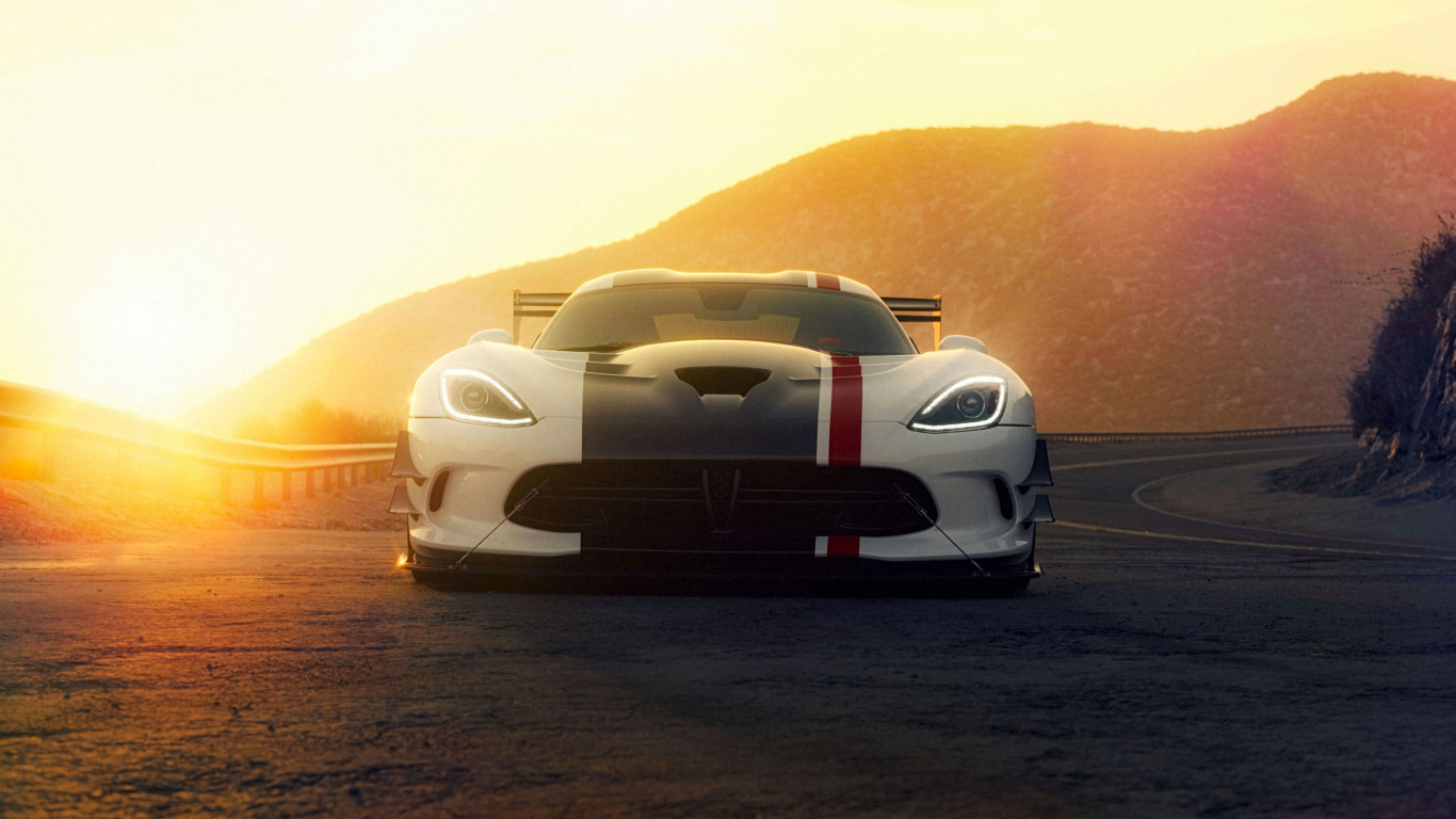 Автомобиль Dodge Viper ACR в лучах солнца