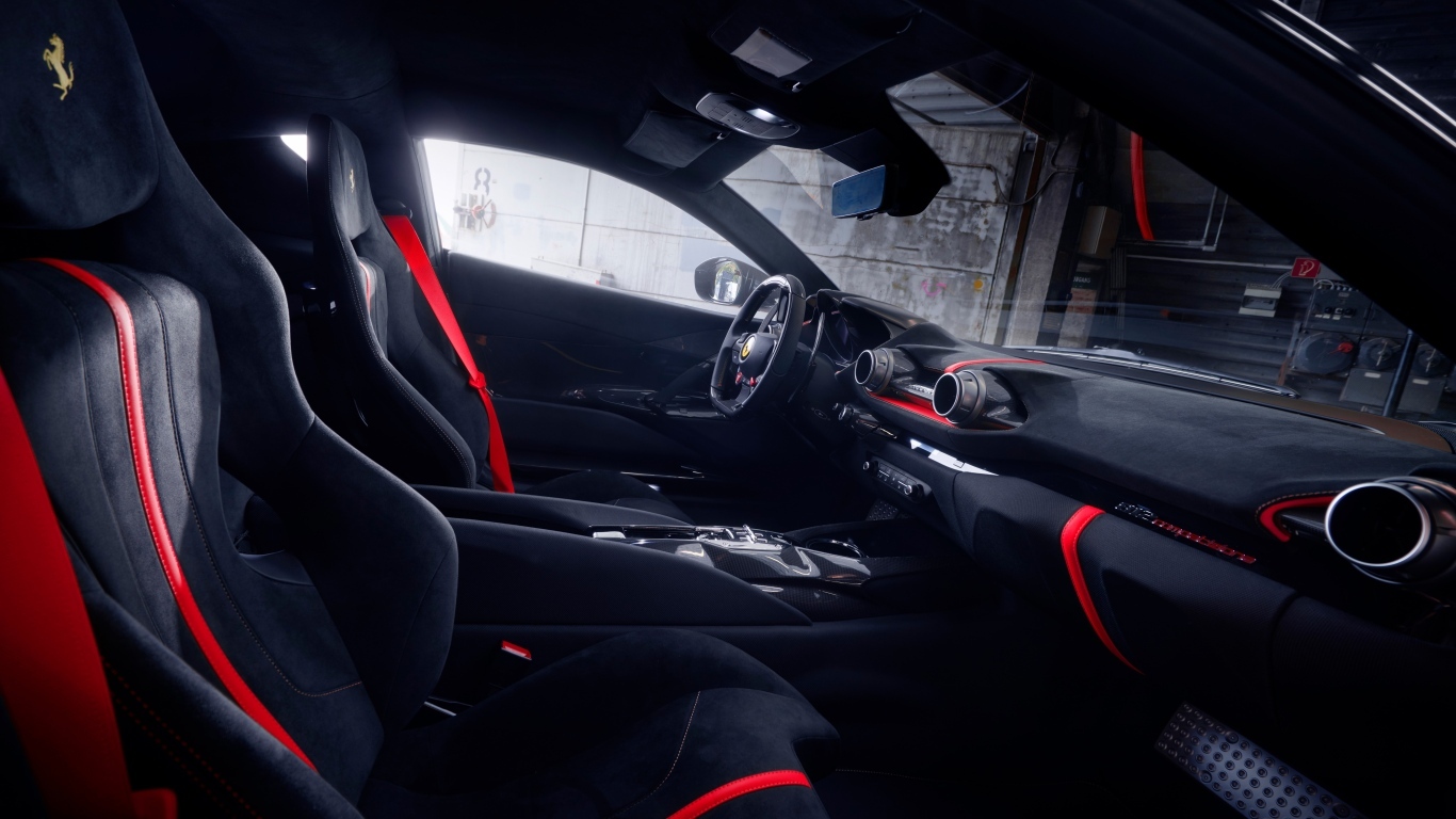 Черный кожаный салон автомобиля Ferrari 812