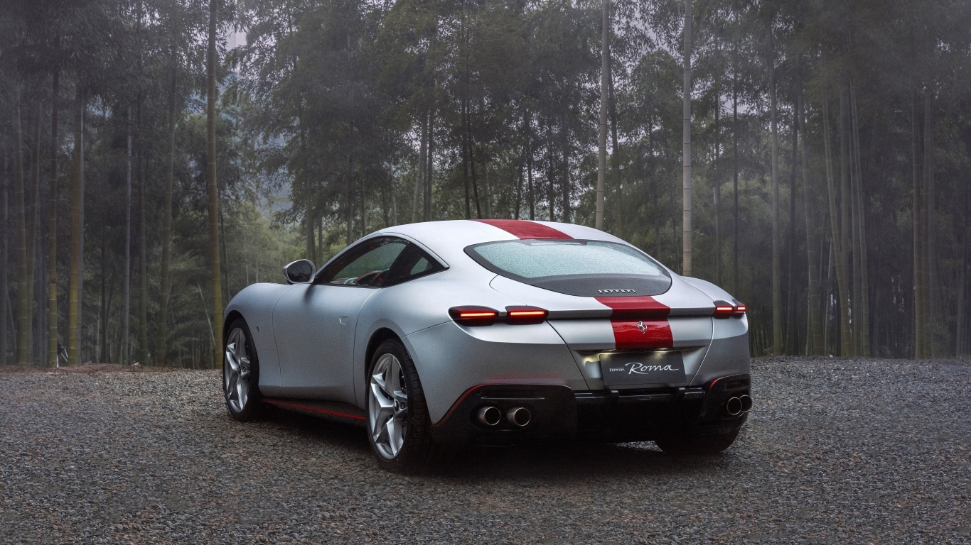 Автомобиль Ferrari Roma 30th Anniversary 2023  вид сзади