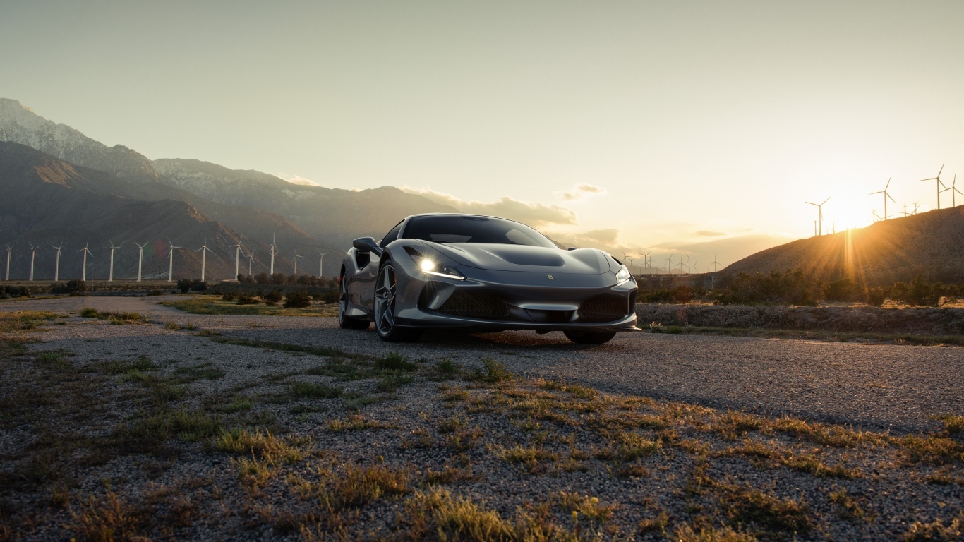 Автомобиль Ferrari F8 Tributo в лучах солнца