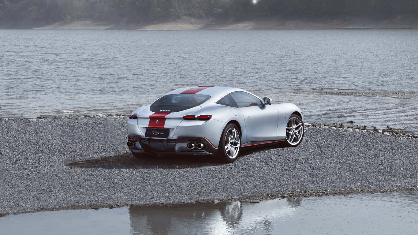 Автомобиль Ferrari Roma 30th Anniversary 2023 у воды
