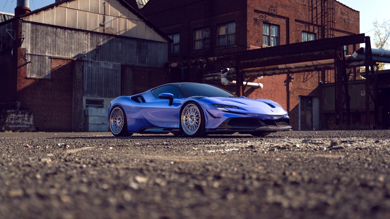 Автомобиль Ferrari SF90 Spider на фоне здания