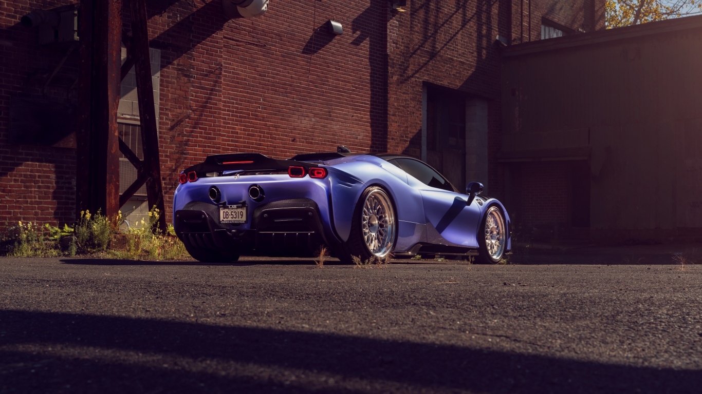 Вид сзади на автомобиль Ferrari SF90 Spider