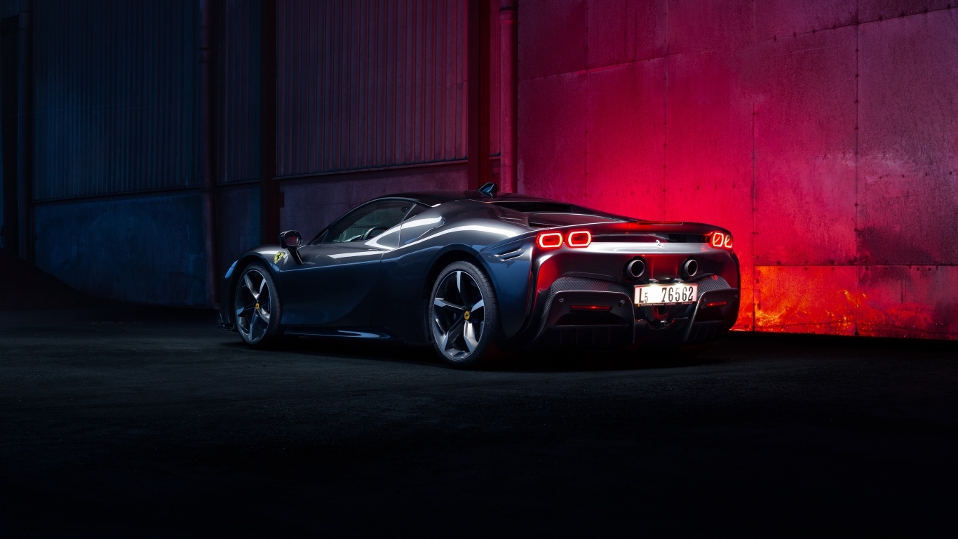 Вид сзади на автомобиль Ferrari SF90 Stradale