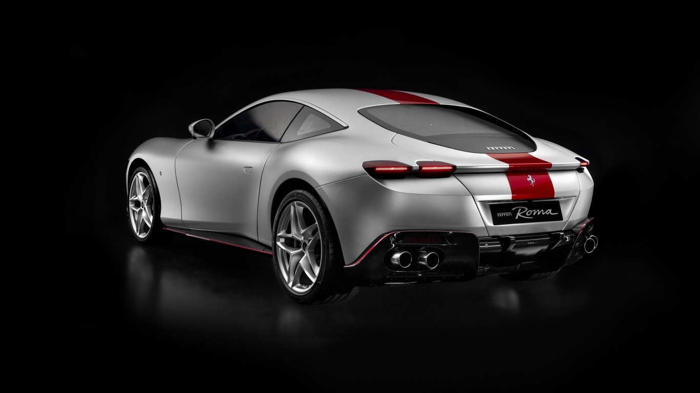 Серебристый Ferrari Roma 30th Anniversary 2023 вид сзади