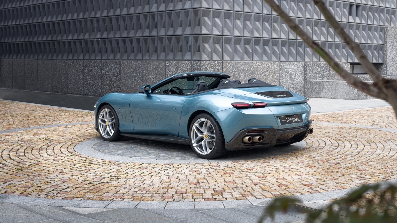 Серебристый автомобиль Ferrari Roma Spider 2023  года