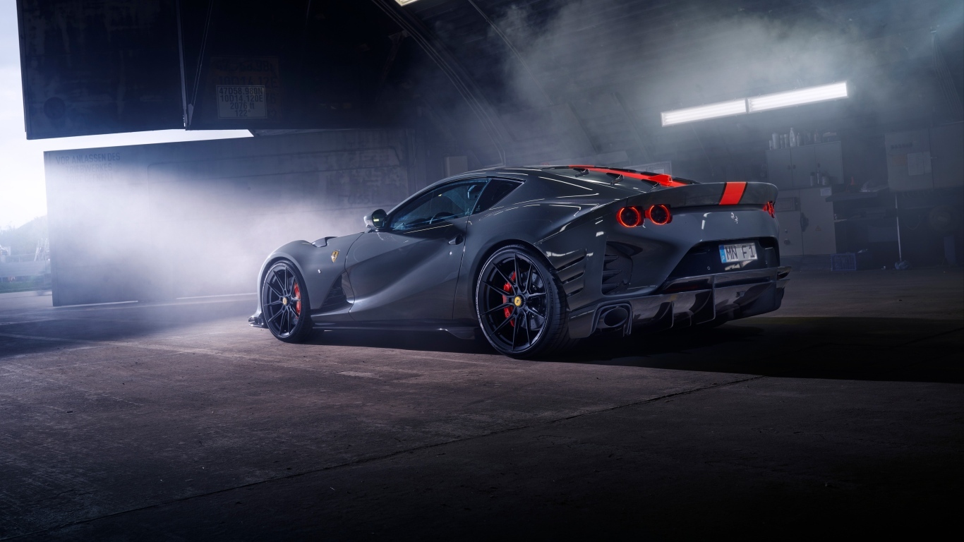 Серебристый спортивный автомобиль Ferrari 812 вид сзади