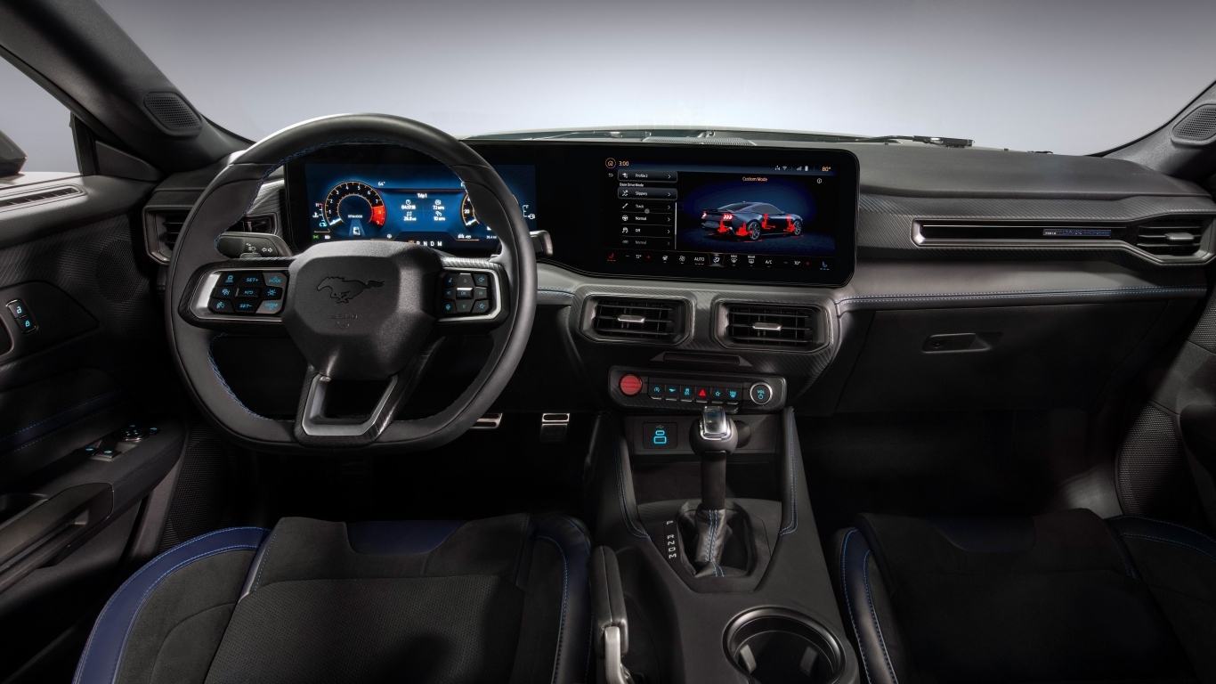 Черный кожаный салон автомобиля Ford Mustang Dark Horse 2024 года