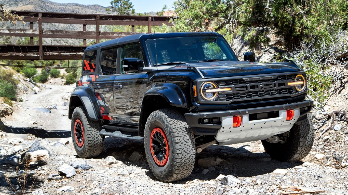 Черный джип Ford Bronco Raptor Code Orange Package 2024 года