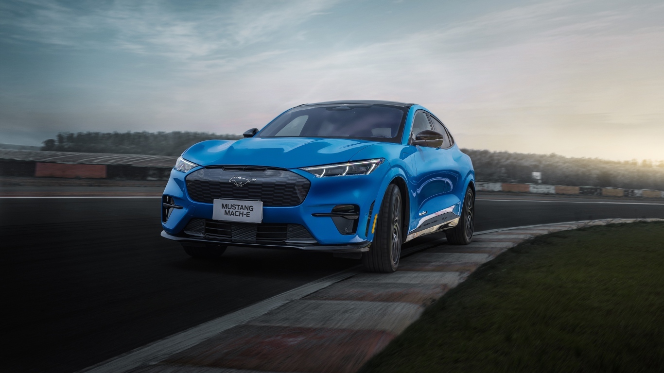 Голубой автомобиль Ford Mustang Mach-E GT Performance 2023 года на трассе