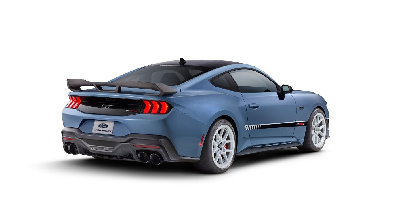 Презентация автомобиля Ford Mustang FP800S сзади