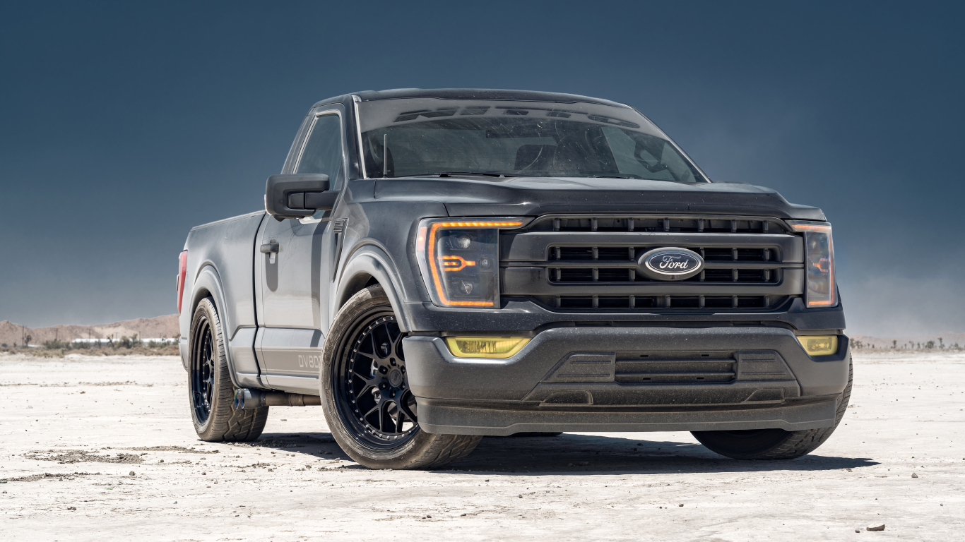 Пикап Ford F150 серебристого цвета