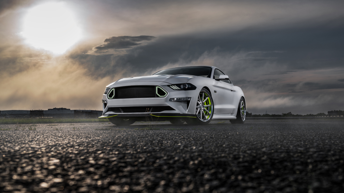 Серебристый Ford Mustang GT на фоне грозового неба