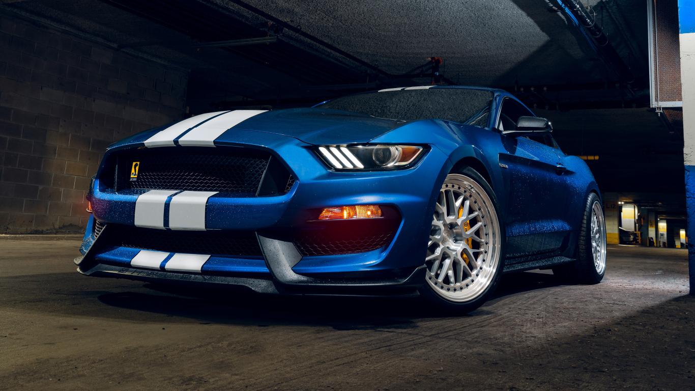 Мокрый синий автомобиль форд мустанг Shelby GT350