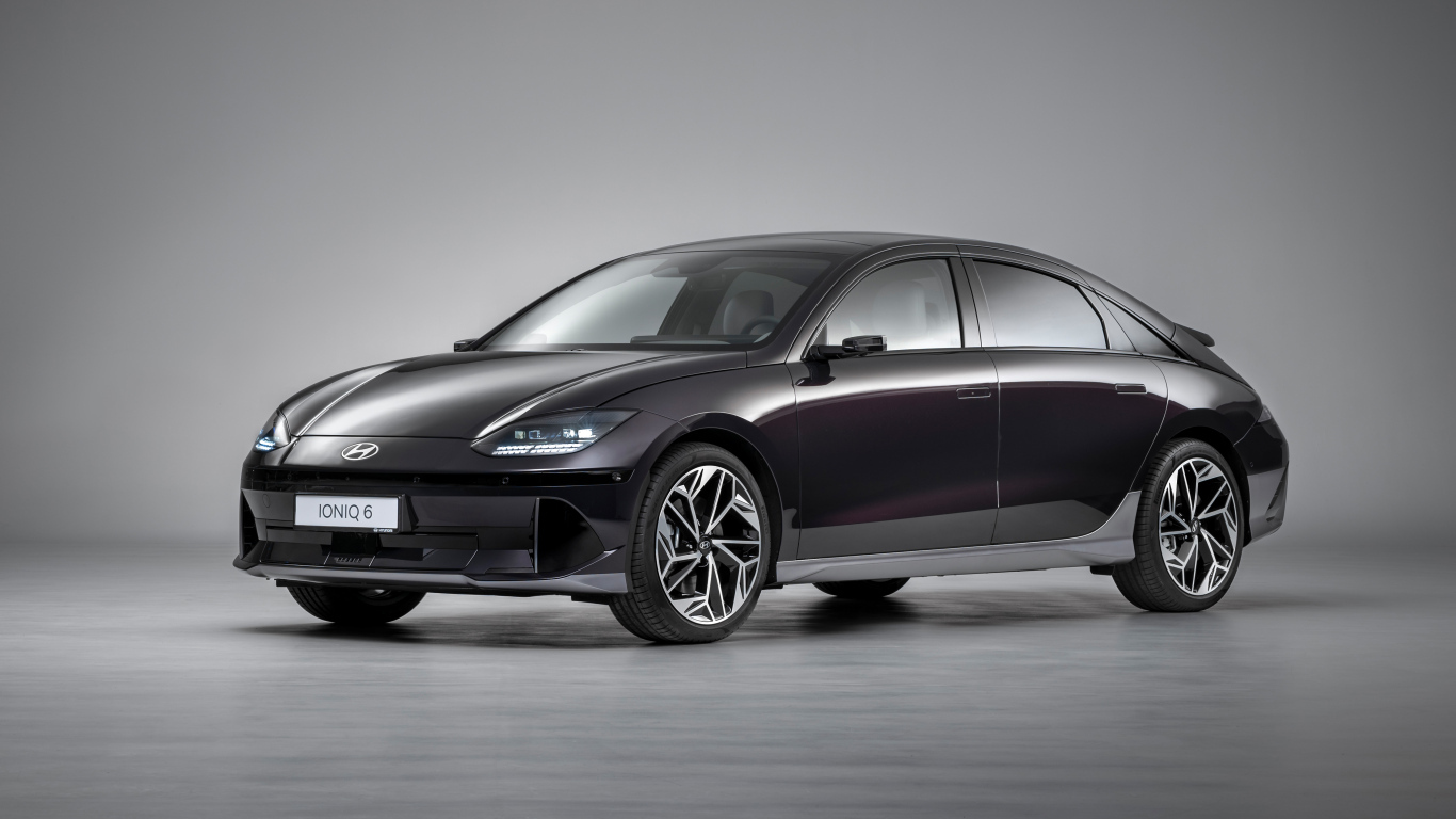 Черный автомобиль Hyundai IONIQ 6 2022 года на сером фоне