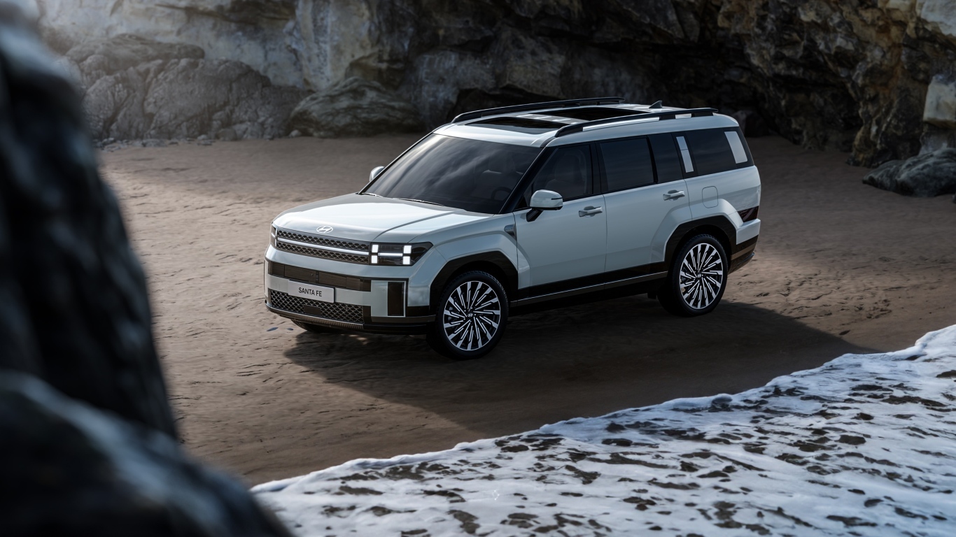 Внедорожник Hyundai Santa Fe 2024 года в горах