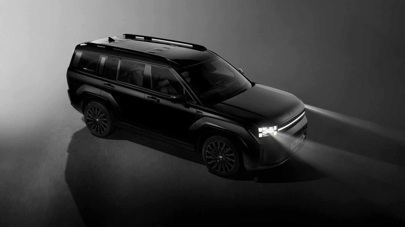 Черный внедорожник Hyundai Santa Fe