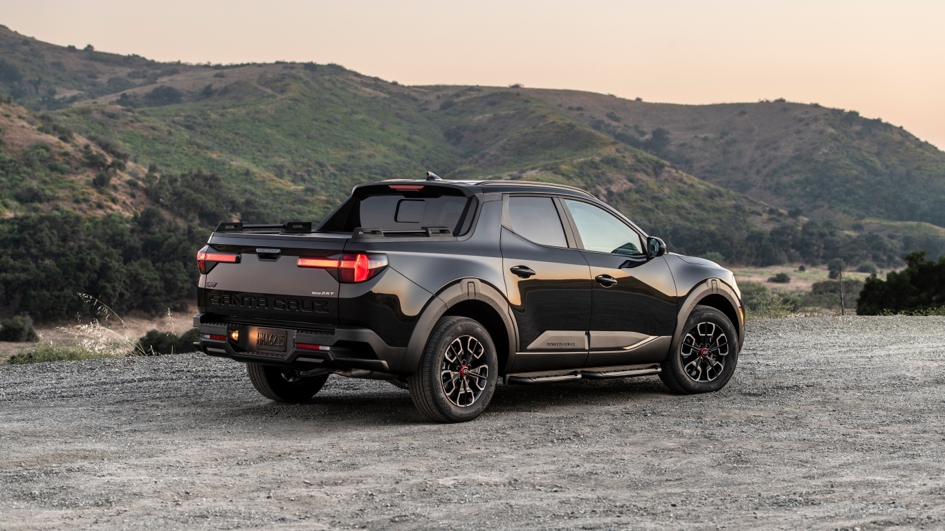 Большой черный пикап Hyundai Santa Cruz XRT 2024 года вид сзади