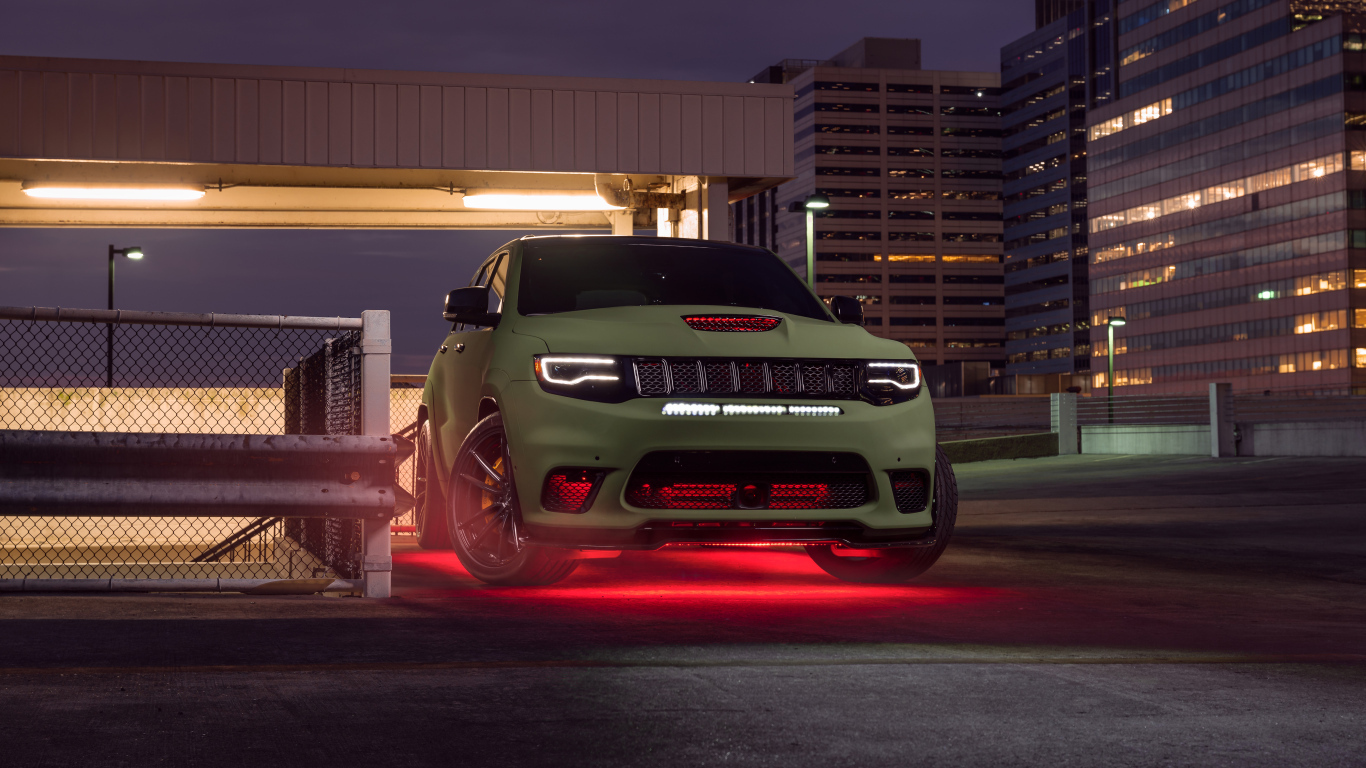 Большой стильный Jeep Trackhawk у здания