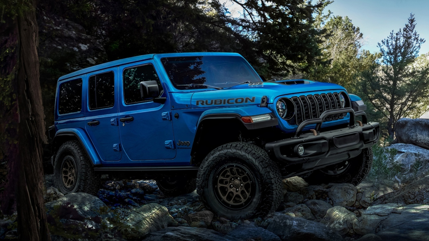 Синий Jeep Wrangler Unlimited Rubicon 2023 года на бездорожье