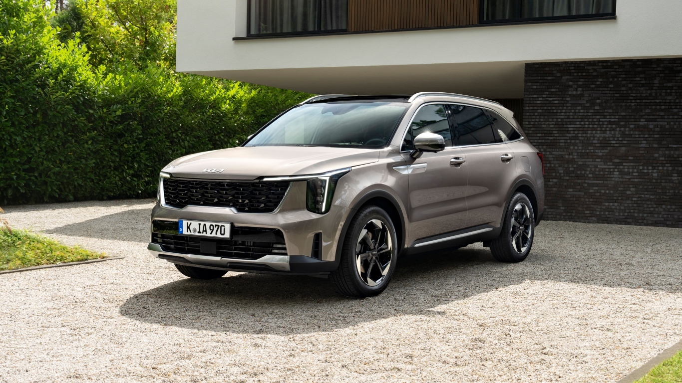 Внедорожник Kia Sorento HEV 2024 года у гаража