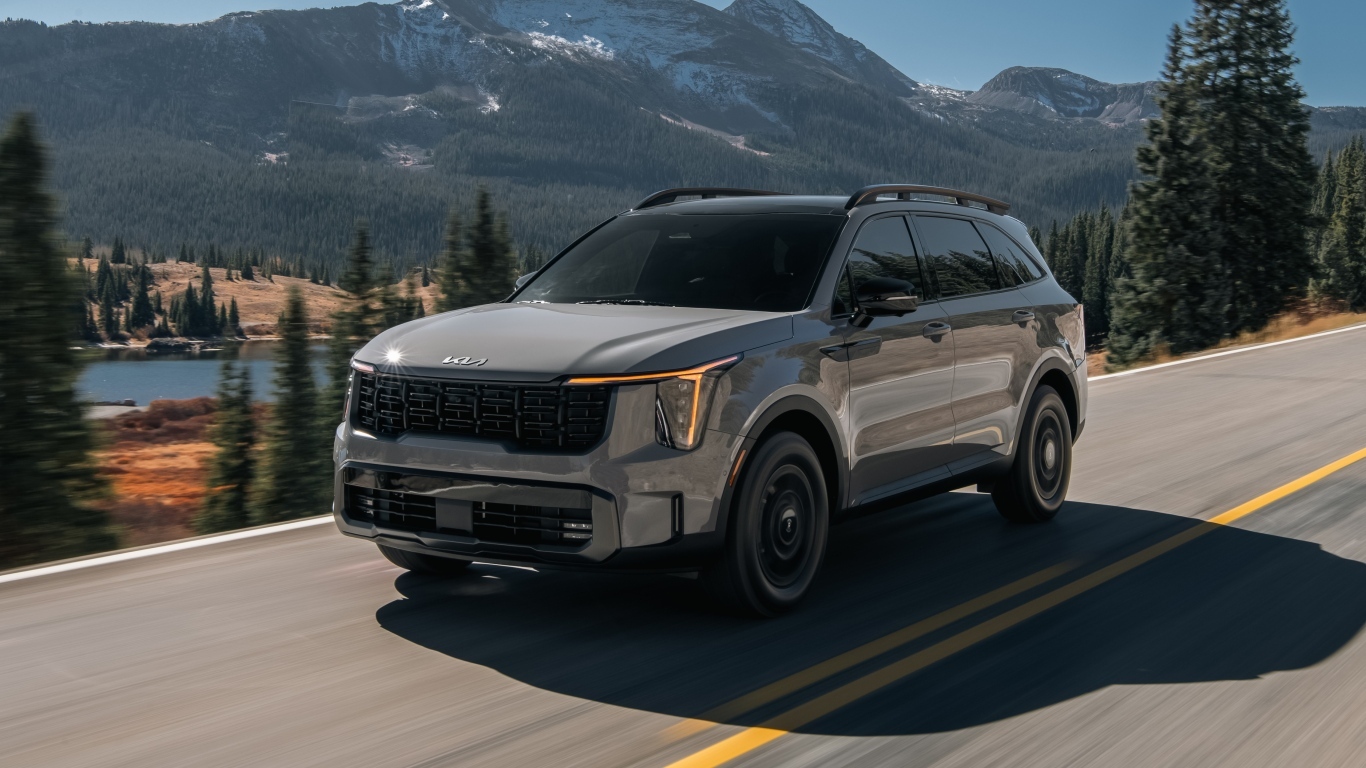 Внедорожник Kia Sorento X-Pro 2024 года на фоне гор