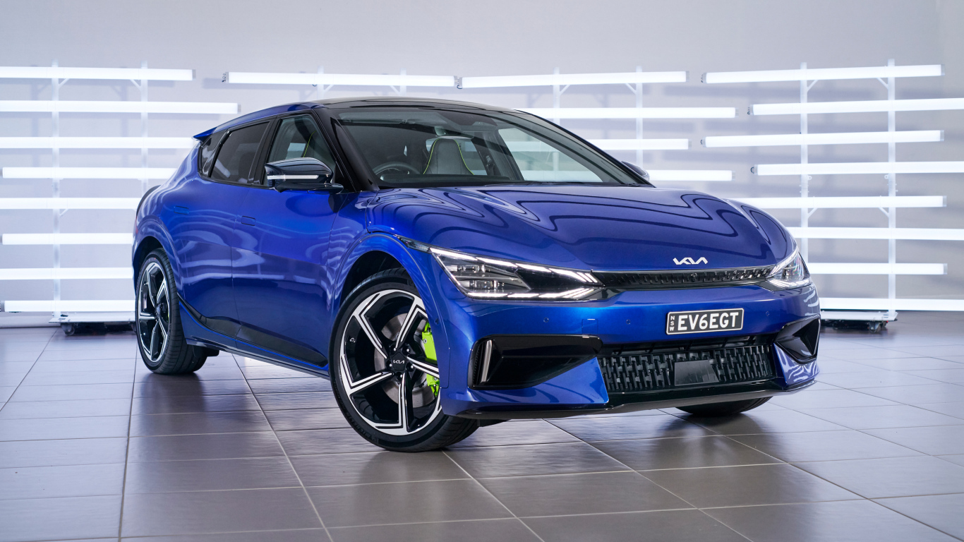 Синий автомобиль Kia EV6 GT 2022 года