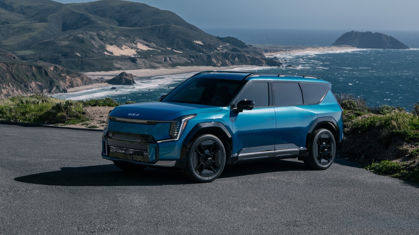 Синий автомобиль Kia EV9 GT-Line 2024 года