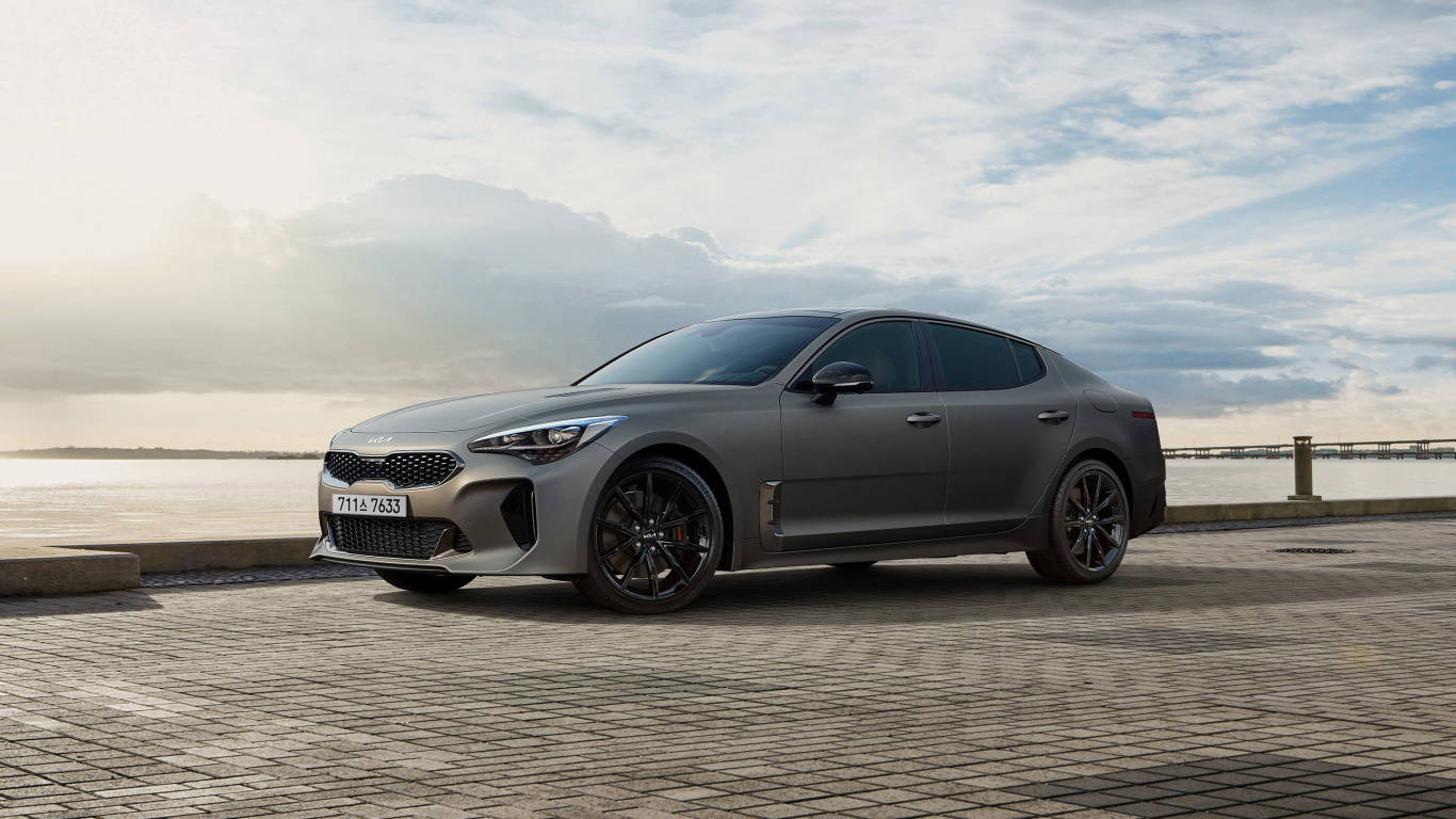 Автомобиль Kia Stinger GT Tribute 2023 на фоне красивого неба