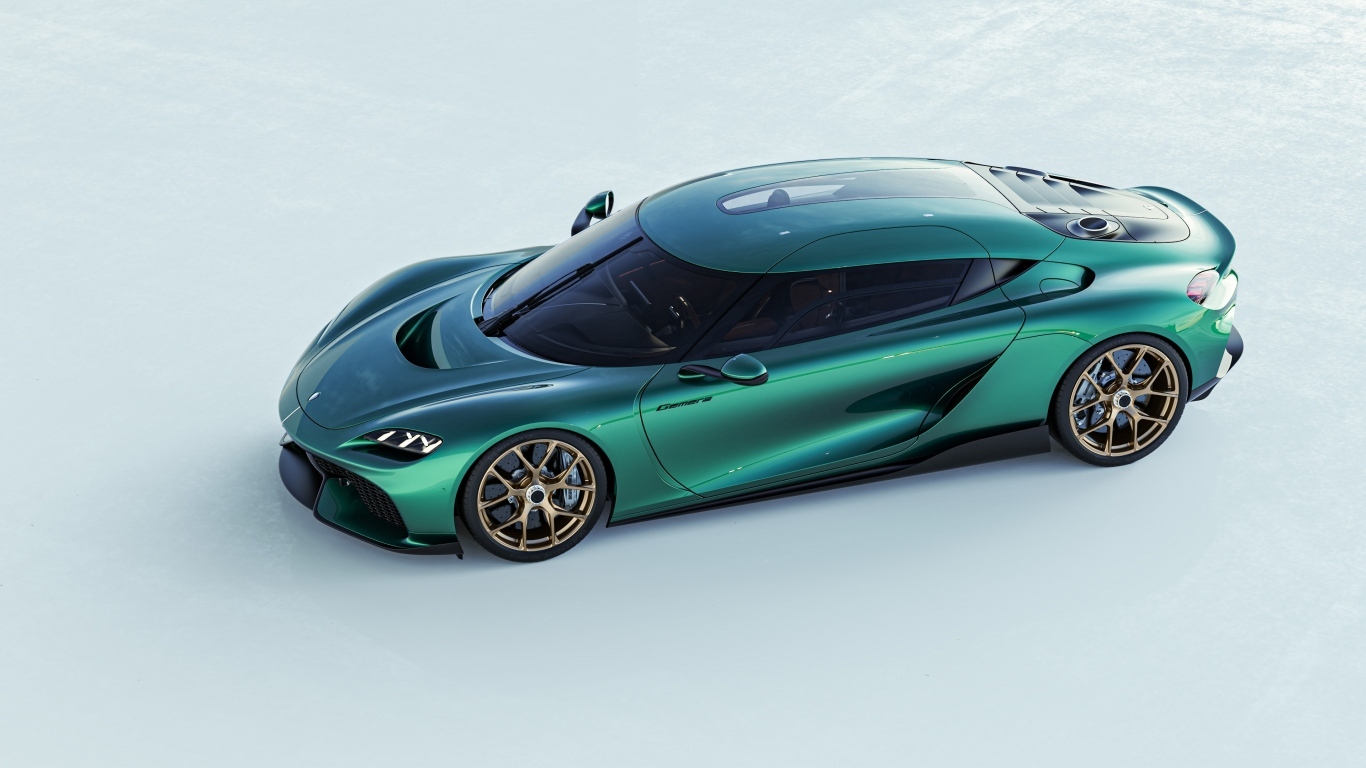 Вид сбоку на автомобиль  Koenigsegg Gemera 2024 года