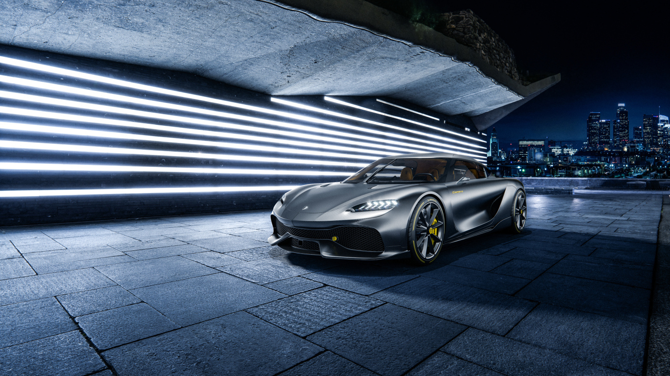 Серебристый автомобиль Koenigsegg Gemera на фоне города