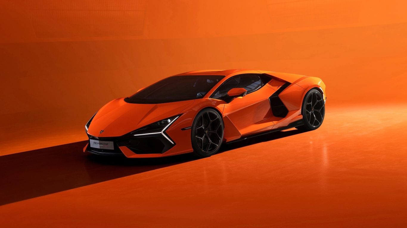 Автомобиль Lamborghini Revuelto 2023 года на оранжевом фоне